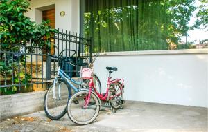 er staan twee fietsen naast een gebouw bij Casa Luisa in Gabicce Mare