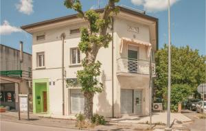 un bâtiment blanc avec un arbre devant lui dans l'établissement Casa Luisa, à Gabicce Mare