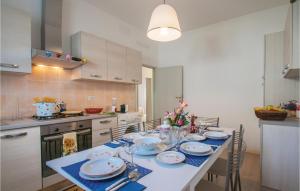 een keuken met een tafel met borden en borden erop bij Casa Luisa in Gabicce Mare