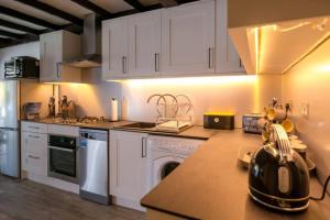 Η κουζίνα ή μικρή κουζίνα στο A Bright and Spacious Gem +19 φωτογραφίες