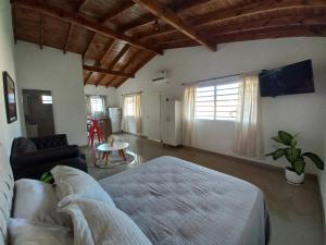a living room with a bed and a couch at Quinta Ramona in Máximo Paz