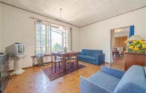 ein Wohnzimmer mit einem blauen Sofa und einem Tisch in der Unterkunft Nice Home In Asti With Jacuzzi in Asti