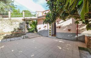 una casa con una escalera que conduce a un edificio en Nice Home In Rende With Kitchen, en Rende