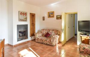 sala de estar con silla y chimenea en Nice Home In Rende With Kitchen, en Rende