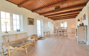 SønderhoにあるBeautiful Home In Fan With 3 Bedrooms And Wifiの木製の天井とテーブル付きのリビングルーム