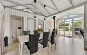 TV a/nebo společenská místnost v ubytování Nice Home In Hemmet With Kitchen