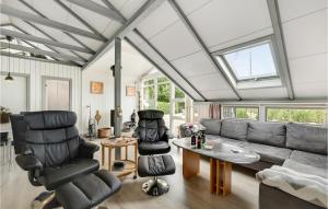 Posezení v ubytování Nice Home In Hemmet With Kitchen