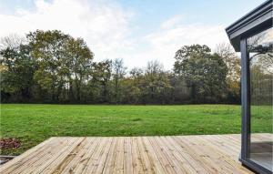 drewniany taras z widokiem na pole w obiekcie 3 Bedroom Gorgeous Home In Clitourps w mieście Clitourps