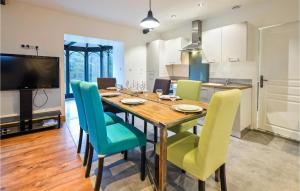 cocina y comedor con mesa de madera y sillas en Stunning Home In Clitourps With Wifi en Clitourps