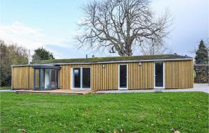 una pequeña casa amarilla con terraza de madera en Stunning Home In Clitourps With Wifi en Clitourps