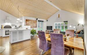 een keuken en een woonkamer met een houten tafel en stoelen bij Cozy Home In Ballerup With Kitchen in Ballerup