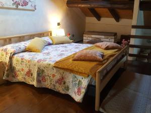 ein Schlafzimmer mit einem Bett mit Kissen darauf in der Unterkunft Appealing holiday home in Crone with terrace in Crone