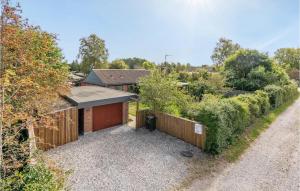 GlesborgにあるStunning Home In Glesborg With 3 Bedrooms And Wifiの私道横の柵付き家