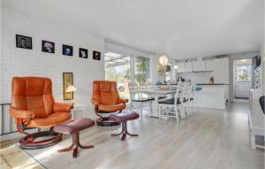 ein Wohnzimmer mit orangefarbenen Stühlen und ein Esszimmer in der Unterkunft Gorgeous Home In Glesborg With Wifi in Glesborg