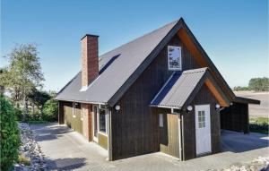 エーベルトフトにあるAmazing Home In Ebeltoft With 3 Bedrooms And Wifiの屋根付き家