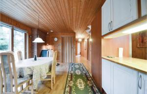 uma cozinha e sala de jantar com mesa e cadeiras em 3 Bedroom Amazing Home In Ebeltoft em Ebeltoft