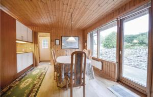 uma cozinha e sala de jantar com uma mesa e uma janela em 3 Bedroom Amazing Home In Ebeltoft em Ebeltoft