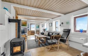 Posezení v ubytování Gorgeous Home In Thyholm With Kitchen