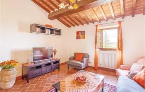 a living room with a couch and a tv at Beautiful Home In Castiglion Fiorentino With Kitchen in Pergognano