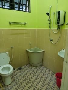 Koupelna v ubytování HOMESTAY JANNATI TAMBUN