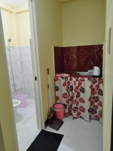 Bathroom sa 8-pax Jumong's Transient Inn