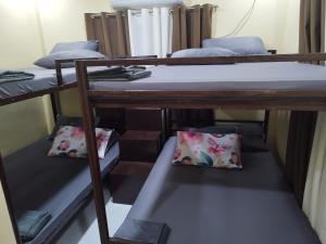 Bunk bed o mga bunk bed sa kuwarto sa 8-pax Jumong's Transient Inn