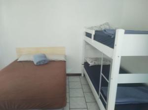 a bedroom with a bunk bed and a ladder at Apartamento amplo pé na areia - Itapema 180m da Praia in Itapema