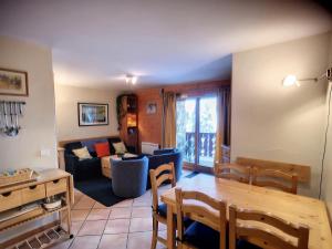 a living room with a couch and a table at Appartement Les Menuires, 3 pièces, 6 personnes - FR-1-178-373 in Les Menuires