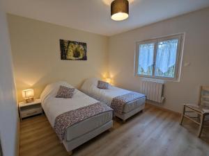sypialnia z dwoma łóżkami i oknem w obiekcie Gîte Familial Rénové en Pleine Nature avec Jardin, Terrasse et Activités de Plein Air - FR-1-653-227 w mieście Puyréaux