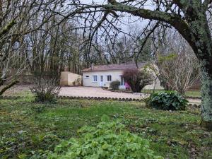 Biały dom na środku podwórka w obiekcie Gîte Familial Rénové en Pleine Nature avec Jardin, Terrasse et Activités de Plein Air - FR-1-653-227 w mieście Puyréaux