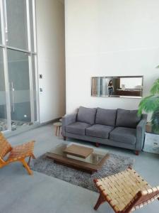 a living room with a couch and a coffee table at Acogedor Departamento en Concón, con piscina in Concón