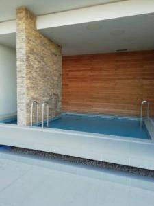 a swimming pool with two trays in a building at Acogedor Departamento en Concón, con piscina in Concón