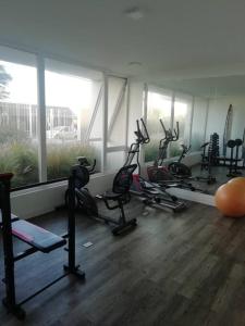 - une salle de sport avec un groupe de vélos d'appartement dans l'établissement Acogedor Departamento en Concón, con piscina, à Concón