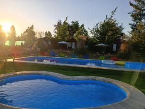 une grande piscine dans une cour dans l'établissement Centro Turístico El Rey Condorito, à Rio Claro