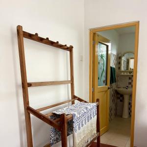 Litera de madera en habitación con baño en Wasana Villa Mirissa, en Mirissa