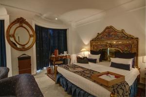 Un pat sau paturi într-o cameră la Hôtel La Maison Blanche