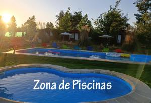 - une piscine dans la cour d'une maison dans l'établissement Centro Turístico El Rey Condorito, à Rio Claro