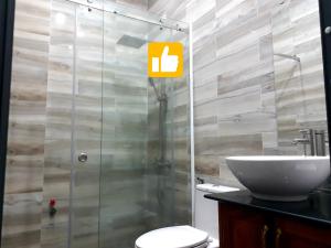 een badkamer met een douche, een toilet en een wastafel bij Adora Central Park Hostel in Can Tho
