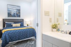 Un pat sau paturi într-o cameră la Upscale Loft Downtown NOLA 2835