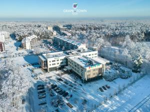 una vista aérea de un edificio en la nieve en Grape Town Hotel - Park79 en Zielona Góra