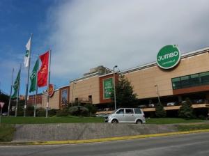 um carro estacionado em frente a um edifício com bandeiras em 407/ Precioso apartamento 1D+1B // JUMBO+CENTRO 5 MIN em Puerto Montt