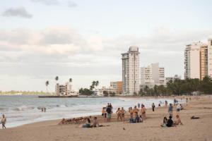 un gruppo di persone su una spiaggia vicino all'oceano di Ocean pearl 2 a San Juan