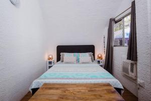 Ліжко або ліжка в номері Unique Ocean-front Igloo at Trinity Beach sleeps 2
