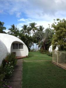Сад в Unique Ocean-front Igloo at Trinity Beach sleeps 2 +2 фото