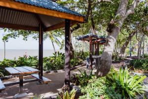 Сад в Unique Ocean-front Igloo at Trinity Beach sleeps 2