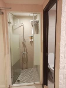 W łazience znajduje się przeszklony prysznic i toaleta. w obiekcie Tianmu Star Urban Living w Tajpej