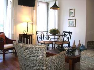 リスボンにあるElegant S. Miguel Apartmentのリビングルーム(椅子、ダイニングテーブル付)