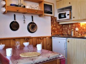 Kuchyň nebo kuchyňský kout v ubytování Appartement Risoul, 1 pièce, 4 personnes - FR-1-330-169