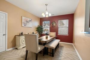 uma sala de jantar com uma mesa de madeira e cadeiras em Stylish 4B 3B -King Bed- Jacuzzi em Charlotte