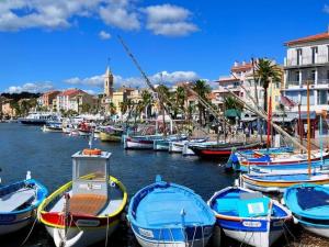 Um monte de barcos estão ancorados num porto. em Appartement Six-Fours-les-Plages, 2 pièces, 4 personnes - FR-1-316-232 em Six-Fours-les-Plages